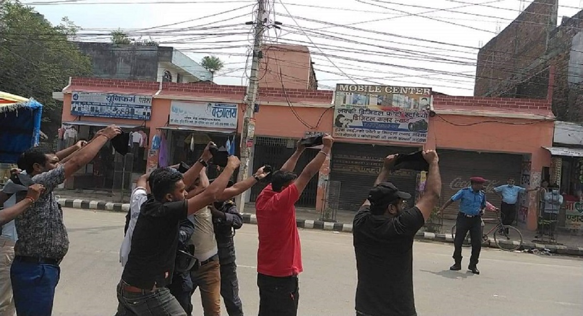 एमाले अध्यक्ष ओलीलाई कालो झण्डा देखाउने जसपाका १२ कार्यकर्ता पक्राउ