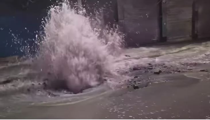 बबरमहलपछि थापाथलीमा खानेपानीको पाइप फुट्यो, सडक अवरुद्ध