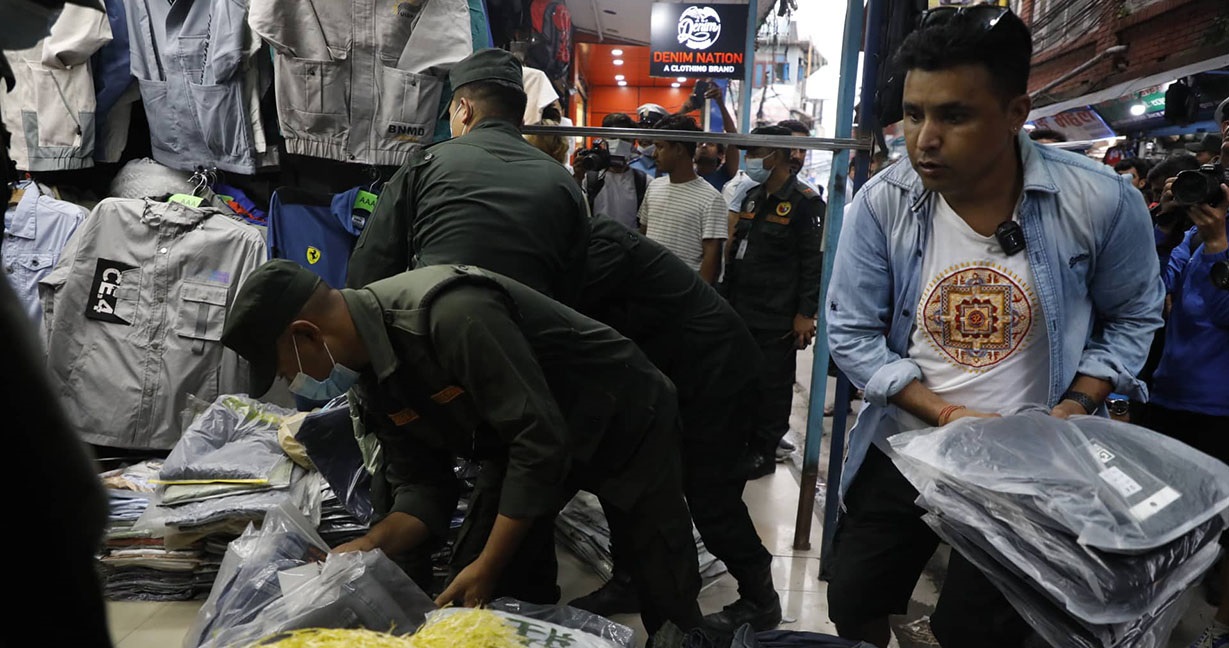 कोटेश्वर क्षेत्रको फुटपाथमा महानगरको इन्ट्री