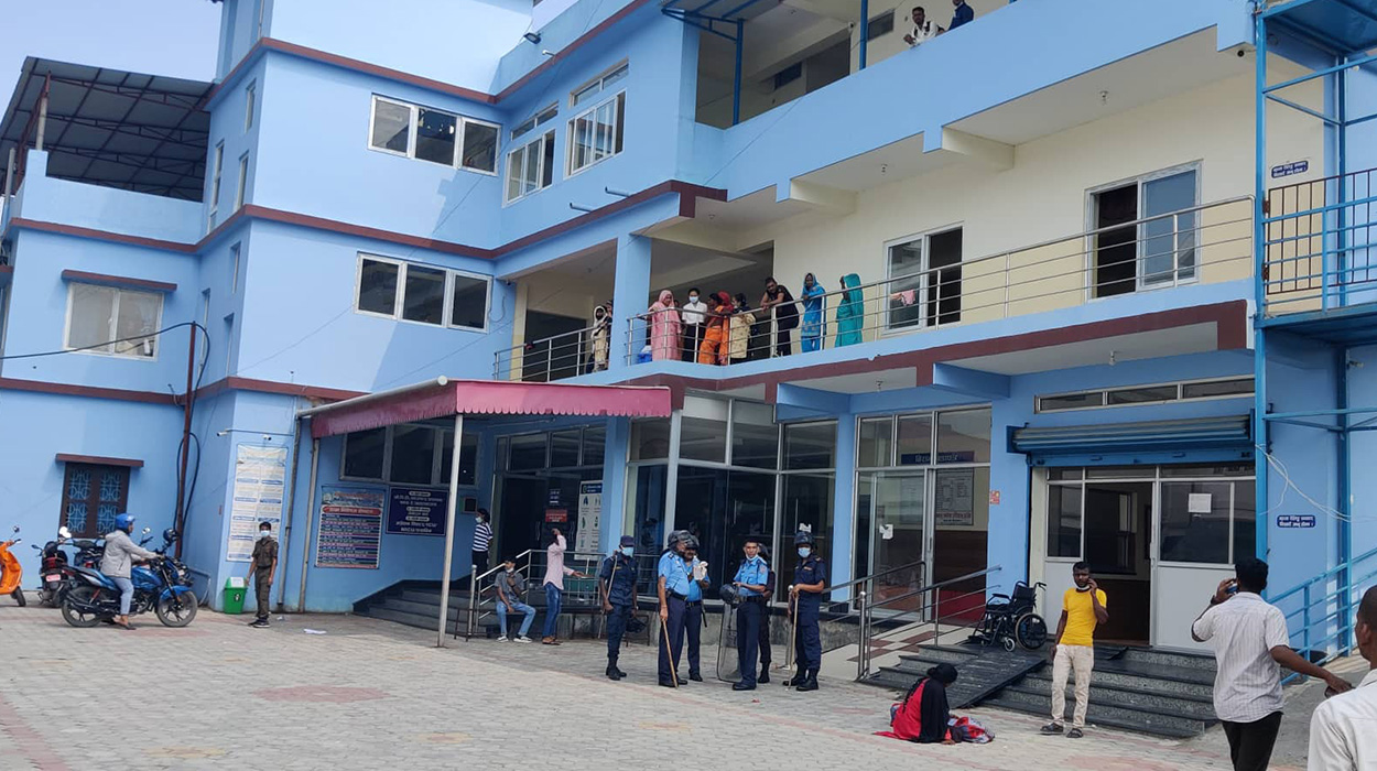 मकालु हस्पिटलमा तोडफोड, मृतकका आफन्तहरु पक्राउ