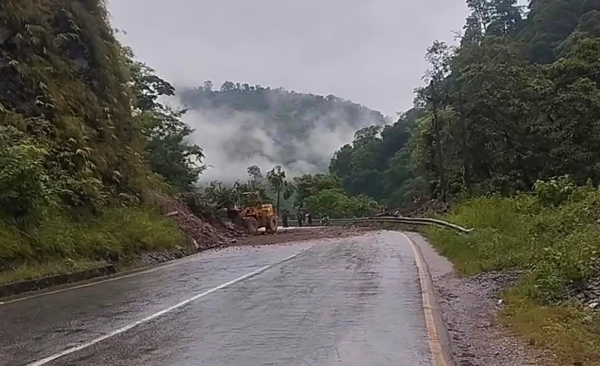 पहिरो हटेपछि मुग्लिन-नारायणगढ सडक दुईतर्फी सञ्चालनमा