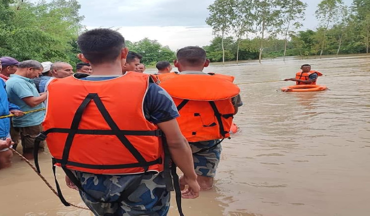 रुखमा अड्किएका दुई जनाको उद्धार 