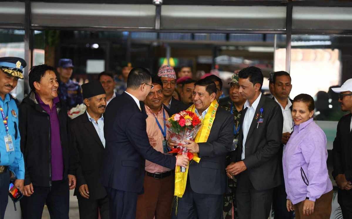 उपप्रधानमन्त्री श्रेष्ठ स्वदेश फिर्ता