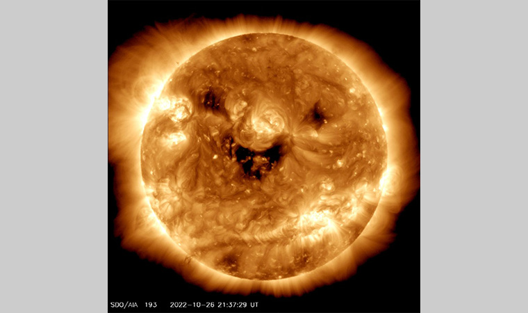 नासाले खिचेको सूर्य मुस्कुराइरहेको तस्वीर चर्चामा