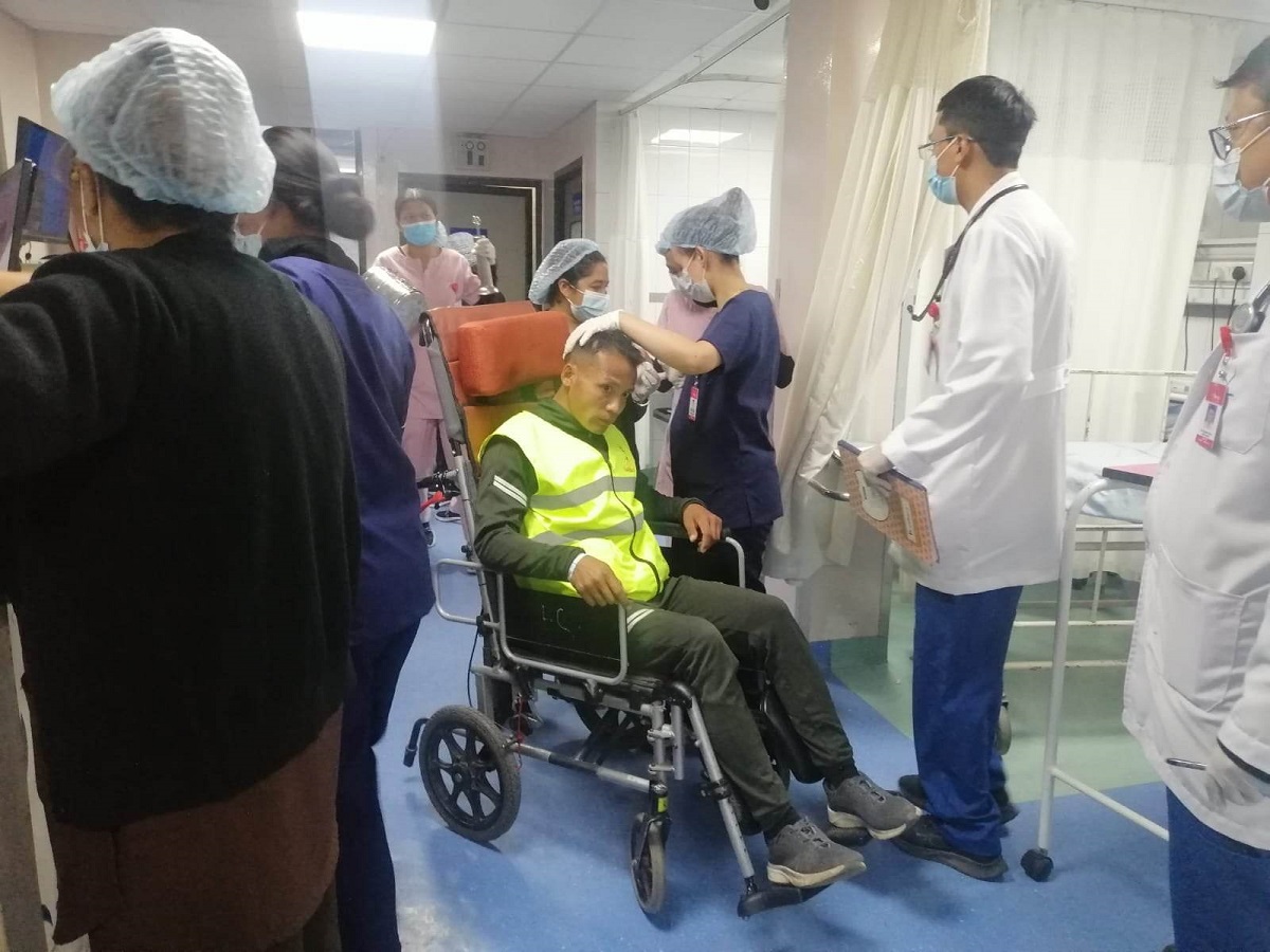 सुकुम्बासी बस्तीमा झडपका क्रममा घाइते  भएकाको नर्भिकद्वारा निःशुल्क उपचार