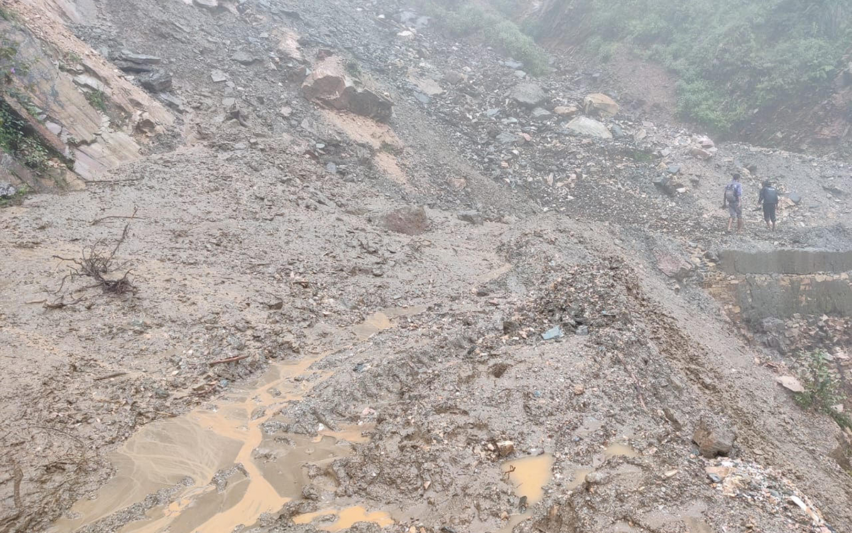 रातभरको वर्षापछि दार्चुलामा ठूलो पहिरो, महाकाली लोकमार्ग पूर्ण अवरुद्ध