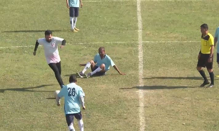 जनप्रतिनिधि र कर्मचारीबीच मैत्रीपूर्ण फुटबल खेलमा बालेनको टिमले ६ गोल खायो