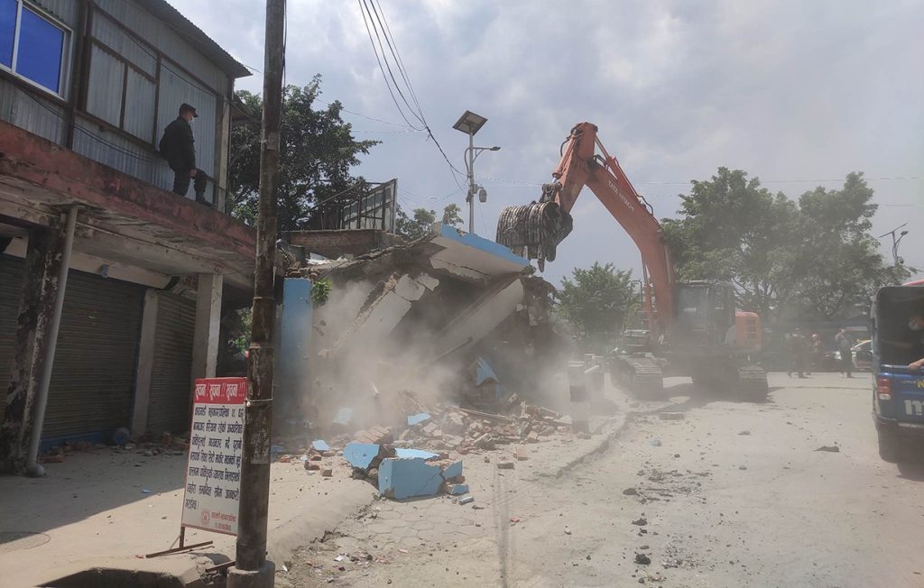 पुरानो बस पार्कमा रहेको प्रहरी बिट डोजर लगाएर हटाइयो