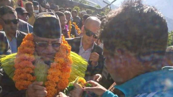 माओवादी आधार इलाकामा प्रधानमन्त्री प्रचण्ड