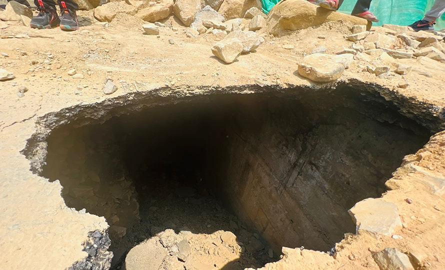 धादिङको धार्केस्थित गणेश खोला पुलमा फेरि जमिन भासियो, सडक अवरुद्ध  