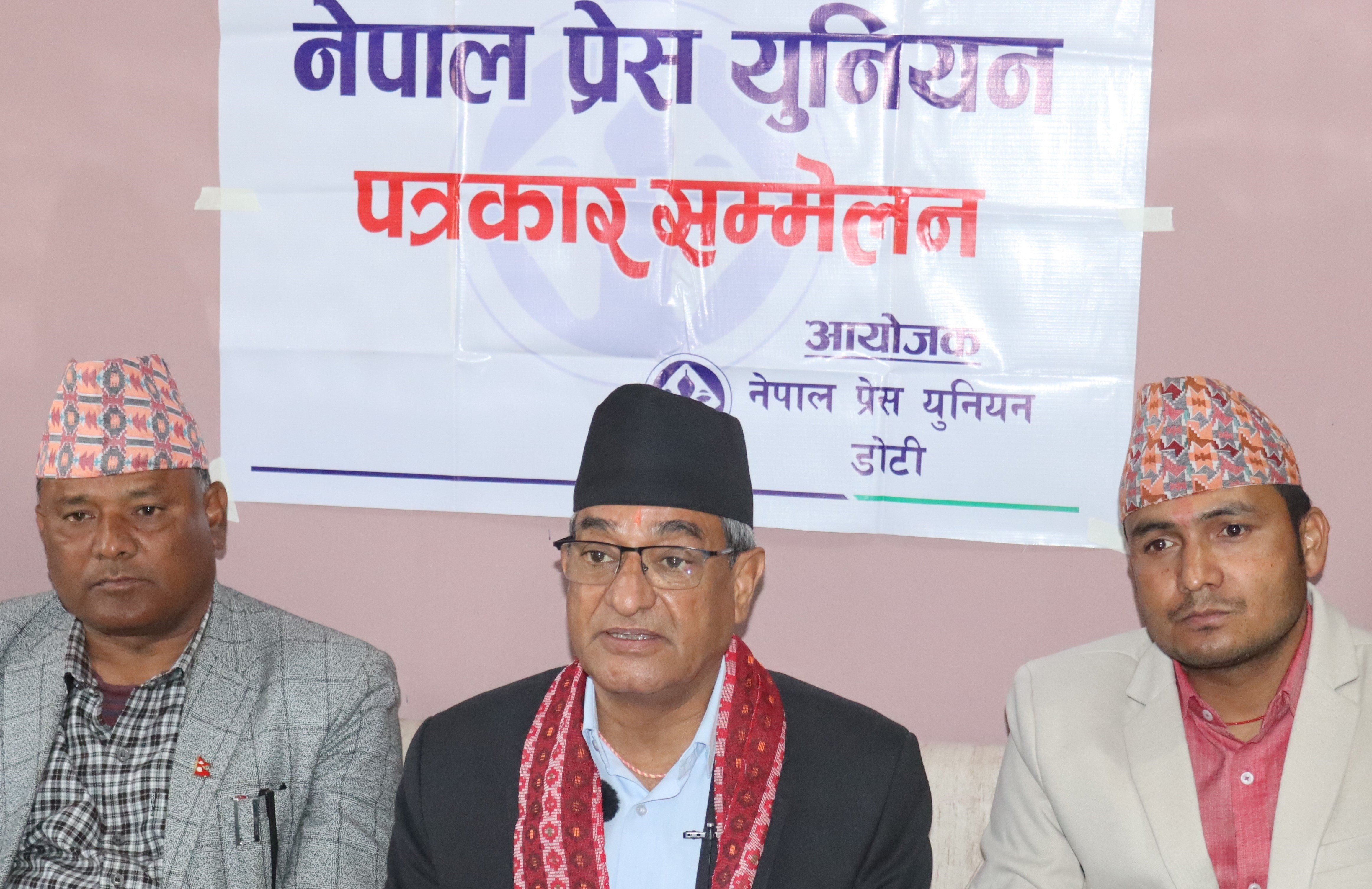 गणतन्त्रको विकल्प राजतन्त्र हुन सक्दैनः गृहमन्त्री लेखक