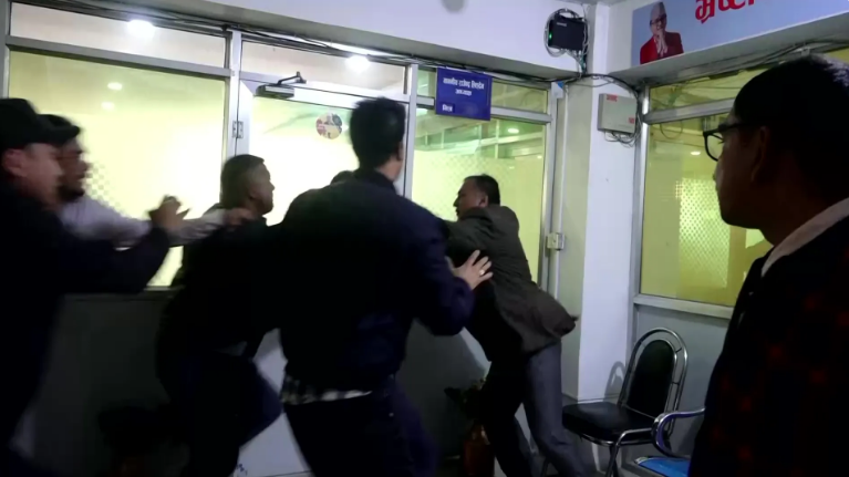 राप्रपा नेता श्रेष्ठमाथि पार्टी कार्यालयभित्रै हातपात