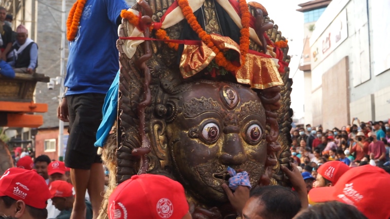 रातो मच्छिन्द्रनाथको रथ सुन्धारा पुर्‍याइयो