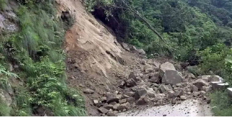 हेटौँडाबाट काठमाडौँ जोड्ने सडकखण्ड अवरुद्ध