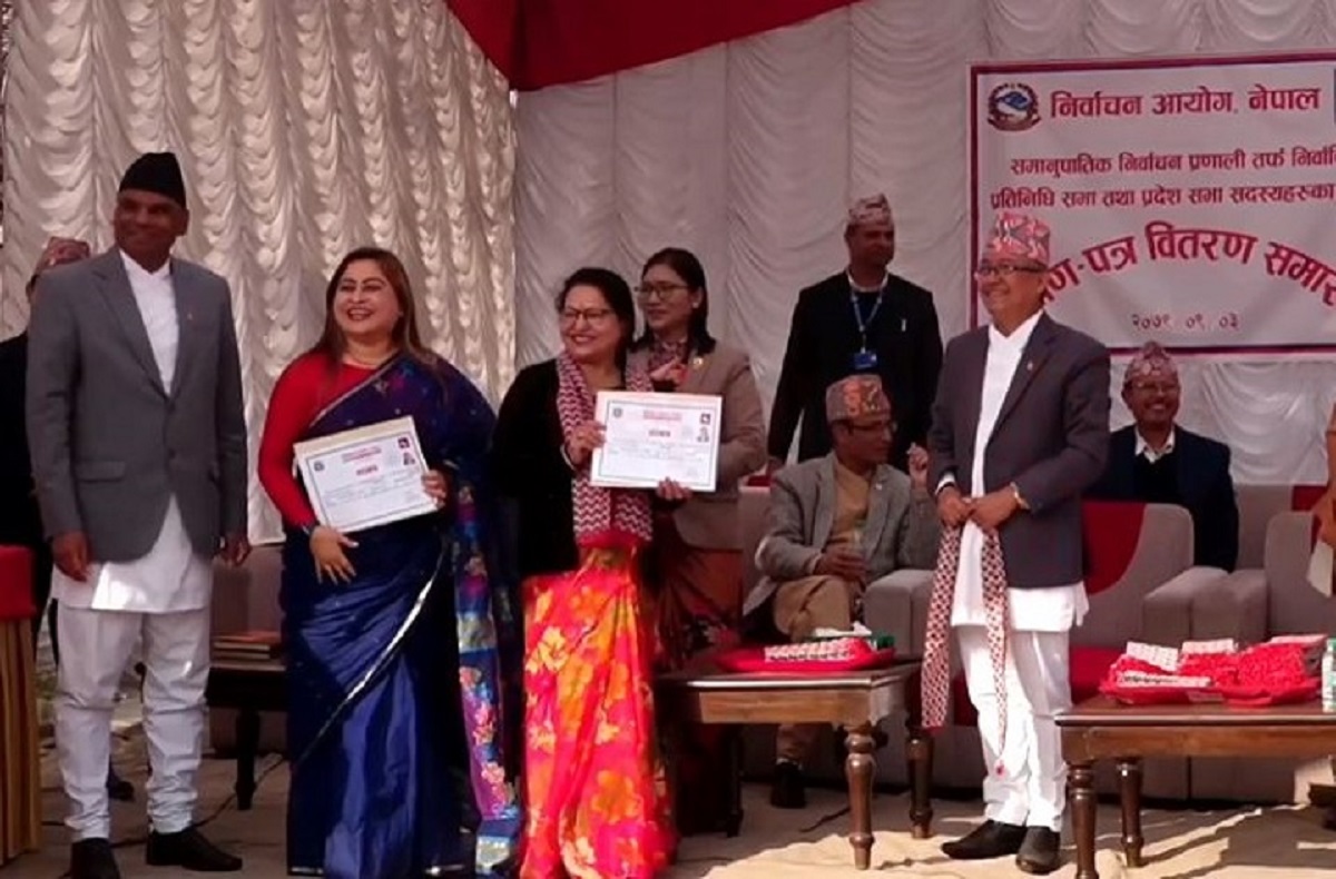 निर्वाचन आयोगद्वारा समानुपातिक सांसदहरुलाई प्रमाणपत्र वितरण