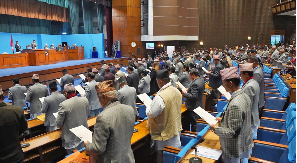 नवनिर्वाचित प्रतिनिधिसभा सदस्यहरुद्वारा सपथ ग्रहण