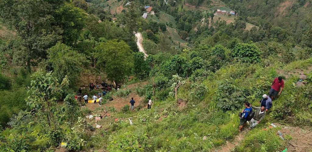काभ्रेको बुच्चाकोटमा बस दुर्घटना : ७ जनाको मृत्यु, १५ घाइते