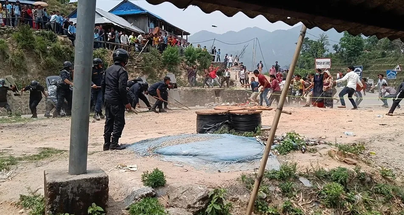 सिन्धुलीमा स्थानीय र प्रहरीबीच झडप, ११ प्रहरी घाइते