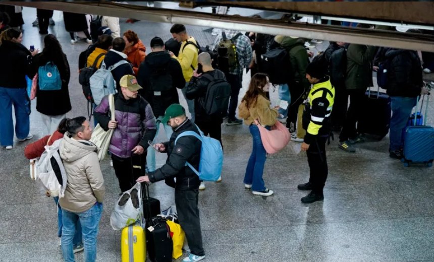 स्पेनमा दुईवटा रेल आपसमा ठोक्किँदा कम्तीमा २१ जनाको मृत्यु, ७३ जना घाइते