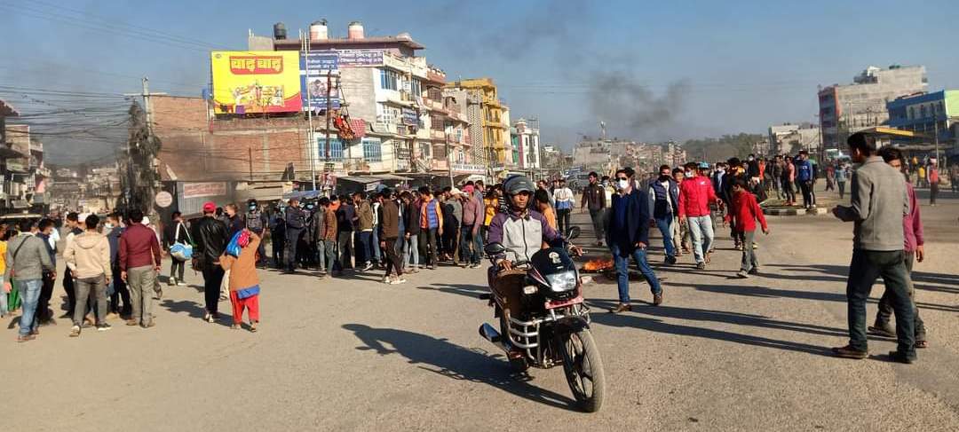 सुर्खेतमा व्यापारी मृत्यु प्रकरणः प्रहरी विटमा तोडफोड, सुर्खेत तनाबग्रस्त