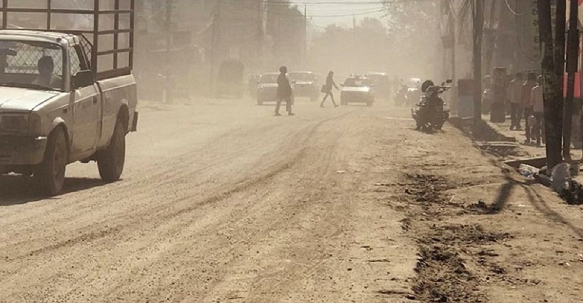 सडक कालोपत्रे गर्न माग गर्दै स्थानीयले गरे थली-साँखु सडक खण्ड बन्द