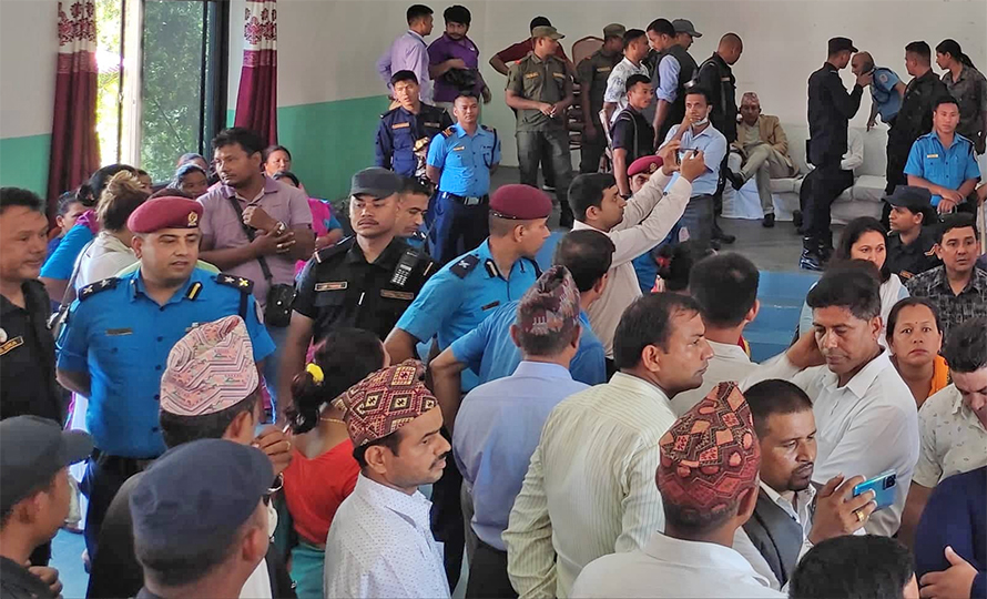 वडाध्यक्षलाई पोखरीमा धकेल्ने डीएसपीलाई कारवाही गर्न माग