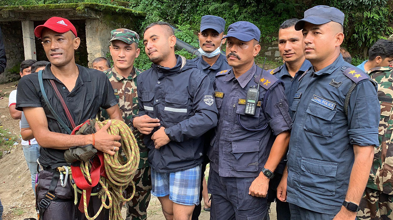 सुन्दरीजलस्थित बागमती खोलामा खसेका एक व्यक्तिको १ घण्टापछि जिवितै उद्धार