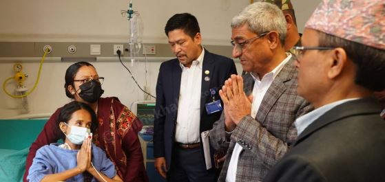 तीनकुने घटनाको १२ दिनपछि प्रहरीको गोली लागेकी रेविकासँग गृहमन्त्रीको भेट