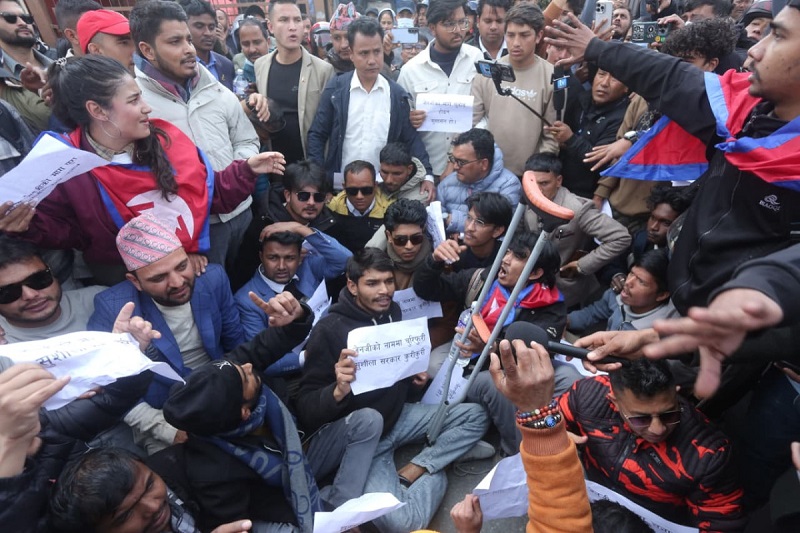 सर्वपक्षीय सरकार गठनको माग गर्दै माइतीघरमा भएको प्रदर्शनमा प्रहरीको हस्तक्षेप